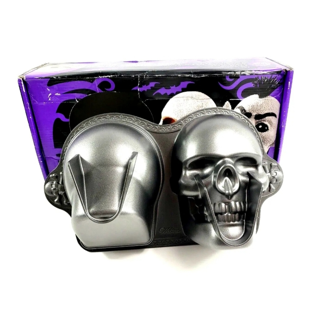 Wilton 3-D Skull Cake Pan Mold Halloween Gothic Monster Skeleton 2011